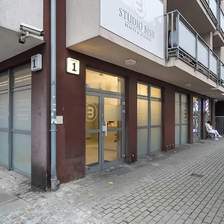 شقة Piekny Z Ogrodkiem I Tarasem & Parking By Renters
