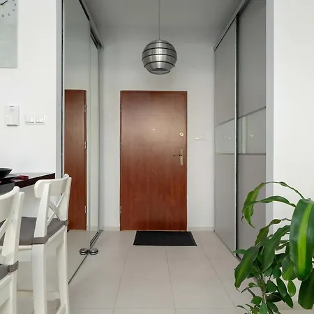 شقة Piekny Z Ogrodkiem I Tarasem & Parking By Renters